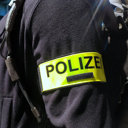 Armbinde neongelb mit Polizei Schriftzug, reflektierend - im Einsatz getragen